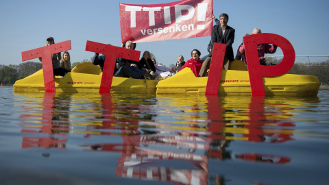 Activistas muestran las iniciales TTIP durante una protesta contra el acuerdo de libre cambio comercial e inversiones entre Estados Unidos y la Unión Europea, en el lago Maschsee en Hanover (Alemania). EFE/Sebastian gollnow