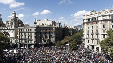 Un total de 3.800 personas, según la Guardia Urbana, están congregadas ante la sede de la consellería de Economía y Hacienda de la Generalitat, situada en la Rambla de Catalunya confluencia con la Gran Vía de Barcelona, en protesta por el r