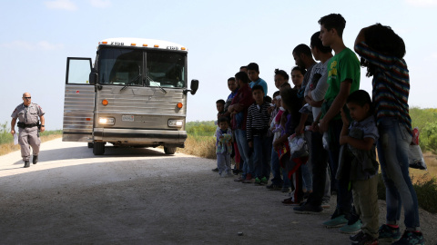 Migrantes retenidos cerca de McAllen, Texas. REUTERS/Loren Elliott