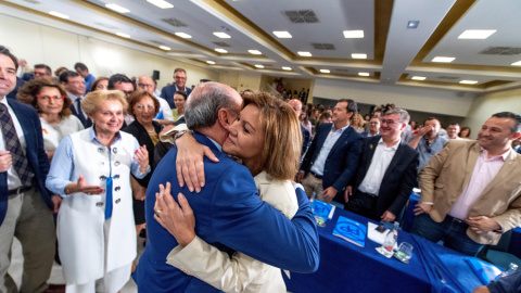 La secretaria general del PP y presidenta del partido en Castilla-La Mancha, María Dolores de Cospedal, es felicitada tras anunciar hoy su candidatura para liderar el PP, en la Junta Directiva Regional del PP de Castilla-La Mancha. EFE /Ism