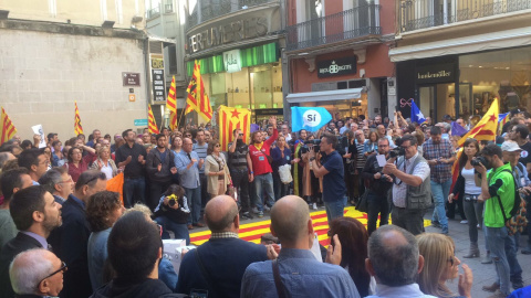 Concentració a la plaça de la Paeria de Lleida. MÒNICA MOMBIELA