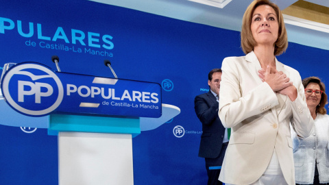 La secretaria general del PP y presidenta del partido en Castilla-La Mancha, María Dolores de Cospedal, es ovacionada tras anunciar, ante la Junta Directiva Regional del PP de Castilla-La Mancha, su candidatura para presidir el partido. EFE