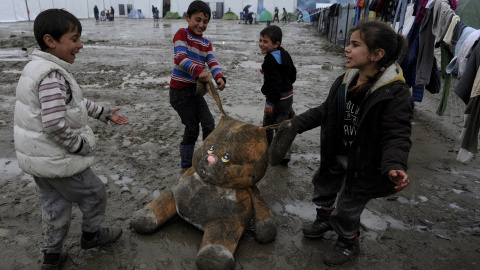 Niños refugiados juegan en un campamento improvisado en la frontera entre Grecia y Macedonia, cerca del pueblo griego de Idomeni. REUTERS/Alexandros Avramidis