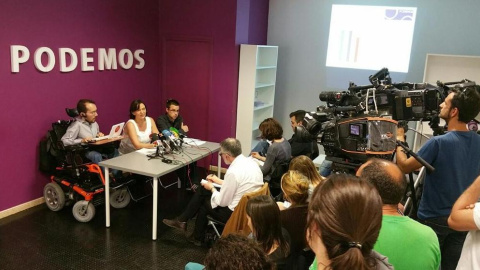 Pablo Echenique y Carolina Bescansa, durante la rueda de prensa de presentación de la encuesta este martes, en Zaragoza. PODEMOS