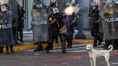 La Policía dispara gases lacrimógenos a los manifestantes durante una protesta contra la presidenta peruana Dina Boluarte, a 24 de enero de 2023.