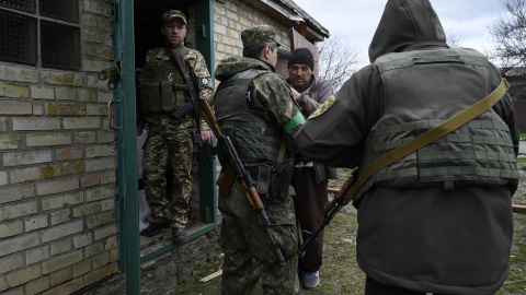 La aldea de Andriivka, al oeste de Kiev, reveló graves daños, asesinatos y desapariciones de civiles, después de la retirada de los rusos a fines de marzo de 2022.