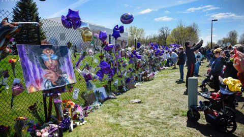 La verja de la casa de Prince en Minneapolis se ha convertido en un santuario donde recordar al músico.- / EFE