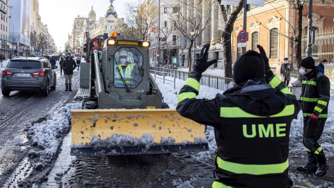 Efectivos de la Unidad Militar de Emergencias UME, despejan de nieve el entorno de la Plaza de Cibeles en Madrid, este domingo. A partir de esta madrugada se espera la llegada de una ola de frío, con un acusado descenso de las temperaturas 