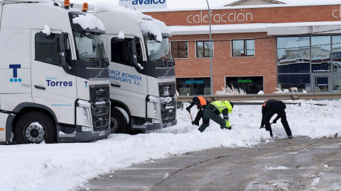 Miembros de la Guardia Civil y Protección Civil ayudan a desatascar los camiones embolsados en el polígono La Paz de Teruel. A partir de esta madrugada se espera la llegada de una ola de frío, con un acusado descenso de las temperaturas a p