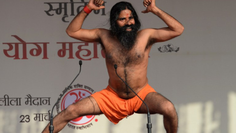 El gurú indio Baba Ramdev en una exhibición de yoga. AFP / SAJJAD HUSSAIN