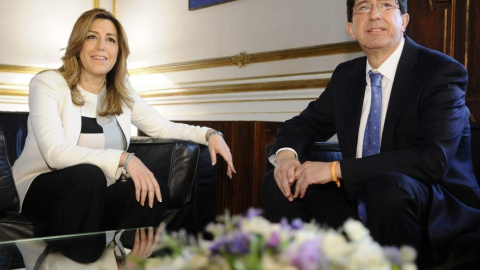 La presidenta de la Junta de Andalucía, Susana Díaz, junto al portavoz parlamentario de Ciudadanos, Juan Marín, en una reunion en el Palacio de San Telmo. EFE/Raúl Caro