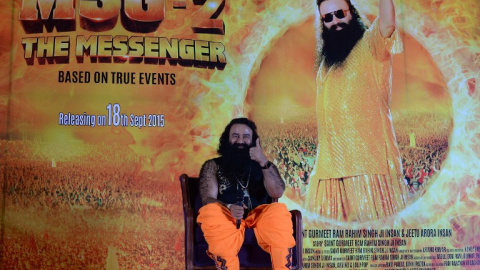 El jefe de la secta religiosa india Dera Sacha Sauda, Gurmeet Ram Rahim Singh, durante la rueda de prensa de presentación de la banda sonora de su película  'MSG-2 El Mensajero', en Bombay. AFP / Punit Paranjpe