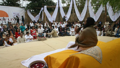 El gurú espiritual indio Sri Sri Ravi Shankar, en la inauguración de un centro de su Fundación en Islamabad AFP / Farooq Naeem