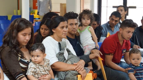 Los migrantes esperan ser asistidos por voluntarios en un Centro de Respiro Humanitario en la ciudad fronteriza de McAllen, Texas en junio/AFP