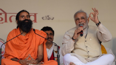 El actual primer ministro de India , Narendra Modi, con el gurú Baba Ramdev, en 2014, cuando era ministro principal del estado indio de Gujarat. AFP / SAJJAD HUSSAIN