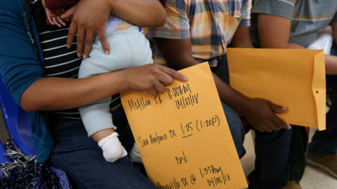 Los migrantes indocumentados esperan ayuda con el transporte en autobús para viajar a otros lugares en los EE. UU./Reuters