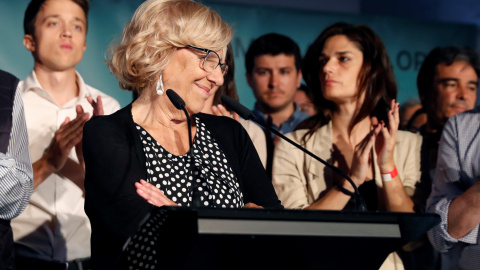 La alcaldesa de Madrid, Manuela Carmena, durante su comparecencia esta noche para valorar los resultados de las elecciones municipales y autonómicas. Al fondo, el candidato a la Comunidad de Madrid Íñigo Errejón (izda). EFE/ Ballesteros