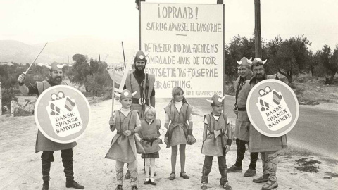 Ciudadanos daneses que fueron al pueblo de Huéscar (Granada) a la "firma del tratado" de paz con su país, con el lema de "amistad hispano-danesa", escrito en su idioma, en los escudos.