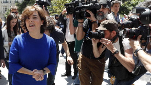 La exvicepresidenta del Gobierno Soraya Sáenz de Santamaría, ha anunciado a los medios de comunicación, en la Puerta de los Leones del Congreso, que va a presentar su candidatura para presidir el Partido Popular. EFE/Chema Moya