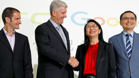 El responsable de la división de hardware de Google, Rick Osterloh, y la presidenta de HTC, Cher Wang. /REUTERS