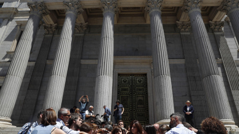 La exvicepresidenta del Gobierno Soraya Sáenz de Santamaría, ha anunciado a los medios de comunicación, en la Puerta de los Leones del Congreso, que va a presentar su candidatura para presidir el Partido Popular. EFE/Chema Moya