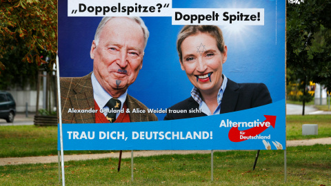 Un poste publicitario en Berlín muestra un cartel de Alternativa por Alemania (AfD) con los rostros pintados de Alexander Gauland y Alice Weidel, los líderes actuales del partido ultraderechista. 14 de septiembre del 2017. REUTERS/ Fabrizio