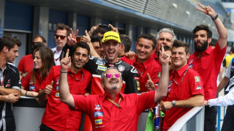 Arguiñano celebra junto a su equipo la victoria de Jonas Folguer en Jerez.