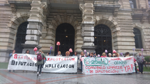 Imagen de la concentración de limpiadoras delante de la Diputación Bizkaia