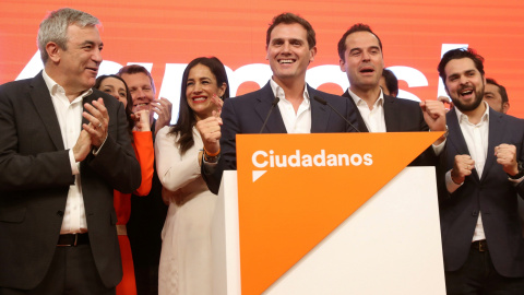 El líder de Ciudadanos, Albert Rivera (c), con el resto de su equipo durante su comparecencia en la sede del partido para valorar los resultados de las elecciones municipales, autonómicas y europeas. EFE/ Kiko Huesca