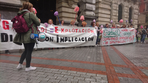 Imagen de la concentración de limpiadoras delante de la Diputación Bizkaia