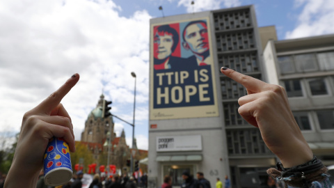 Un cartel en una pared durante la manifestación contra el tratado de libre comercio TTIP antes de la visita del presidente de EEUU Barack Obama, en Hannover, Alemania. REUTERS/Kai Pfaffenbach