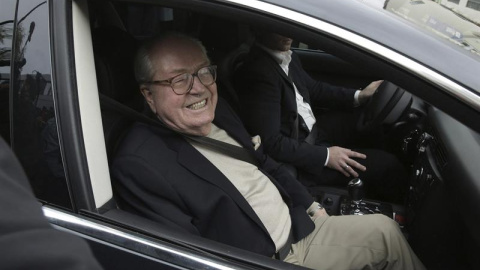 El fundador y presidente de honor del Frente Nacional (FN, extrema derecha), Jean-Marie Le Pen, sonríe a los medios al abandonar la sede del partido en Nanterre, a las afueras de París, Francia. EFE/Vincent Isore