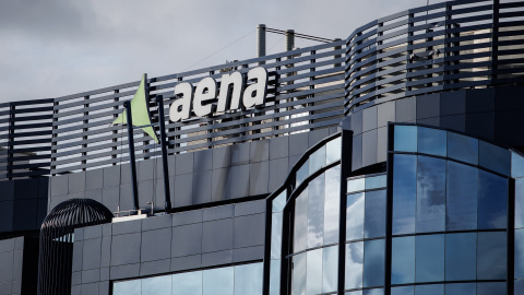 El logo de Aena, en la sede central del gestor de la red de aeropuertos, en Madrid. E.P./Alejandro Martínez Vélez