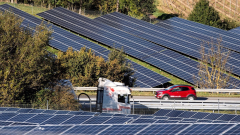 Una planta de energía solar fotovoltaica cerca de Mainburg, al noroeste de la capital bávara, Múnich (Alemania).