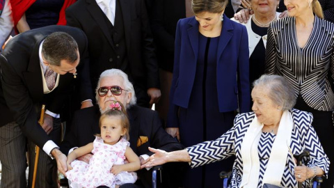 Los Reyes junto al Premio Cervantes Fernando del Paso, que aparece con su bisnieta en brazos, y su esposa, Maria del Socorro Gordillo. A la derecha la presidenta de la Comunidad de Madrid, Cristina Cifuentes. EFE/Mariscal