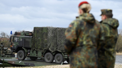 Soldados de las fuerzas armadas alemanas en unas maniobras Storkau (Alemania).