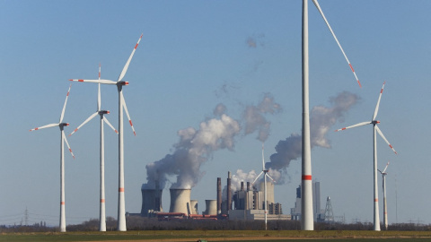 Un parque eólico de la eléctrica alemana RWE, frente a una de sus centrales de carbón, en Neurath, al noroeste de Colonia (Alemania).