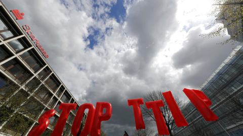 Manifestación en Hannover contra el TTIP.  REUTERS/Kai Pfaffenbach