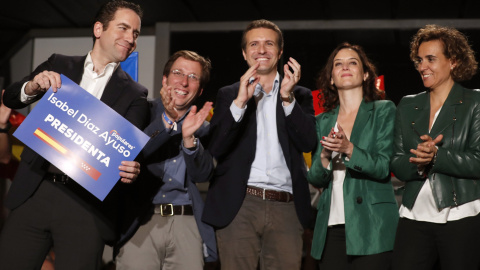 El presidente del Partido Popular Pablo Casado (c), la candidata al Parlamento Europeo Dolors Monserrat (2d), los candidatos del PP a la Comunidad de Madrid, Isabel Díaz Ayuso (2d), y al Ayuntamiento, José Luis Martínez-Almeida (2i), y el s