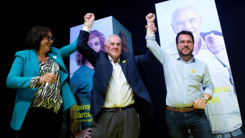 Ernest Maragall celebra el triomf electoral amb Pere Aragonès i Diana Riba. EFE / QUIQUE GARCIA