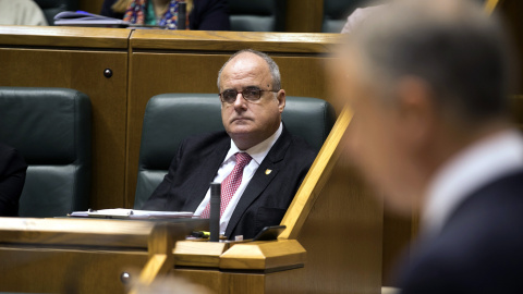 El portavoz del PNV, Joseba Egibar, escucha la intervención del lehendakari, durante el pleno de Política General en el Parlamento Vasco. EFE/David Aguilar