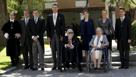 El escritos mexicano Fernando del Paso, con su esposa Socorro, el rey Felipe VI, la reina Letizia, el presidente del Gobierno en funciones, Mariano Rajoy, y otras autoridades tras la entrega del Premio Cervantes. REUTERS/Juan Medina