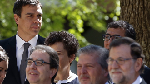 El presidente del Gobierno, Mariano Rajoy; el ministro de Educación, Cultura y Deporte, Íñigo Méndez de Vigo y el líder del PSOE, Pedro Sánchez, entre otros asistentes a la ceremonia de entrega al escritor mexicano Fernando del Paso del Pre