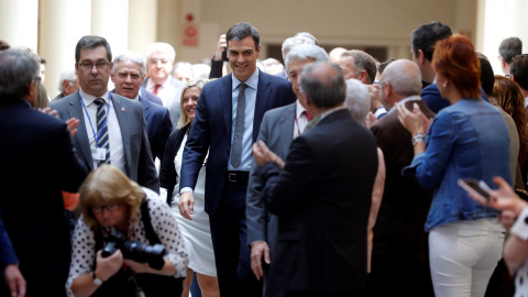 Senadores del PSOE reciben con aplausos la llegada del presidente del Gobierno, Pedro Sánchez, a su llegada al pleno de la Cámara Alta para someterse a su primera sesión de control. EFE/Juan Carlos Hidalgo