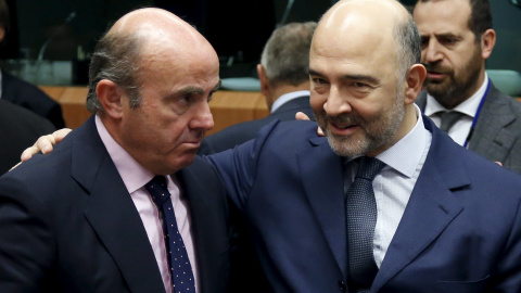 El ministro de Economía de España de Guindos y el comisario europeo Moscovici asisten a una reunión de ministros de Finanzas de la zona euro en Bruselas