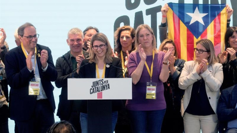 La dirigent de JxCat, Elsa Artadi al costat del president de la Generalitat, Quim Torra i de Neus Munté, després de donar-se a conèixer els resultats de les eleccions del 26M. EFE/Marta Pérez