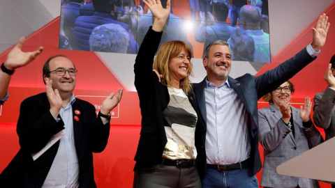 Miquel Iceta, amb Laia Bonet i Jaume Collboni, celebrant els resultats del PSC el 26-M. EFE / SUSANNA SAÉZ