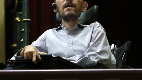 El secretario general y candidato de Podemos en Aragón, Pablo Echenique, asiste desde la tribuna de invitados a la segunda sesión del debate de investidura. EFE/Chema Moya