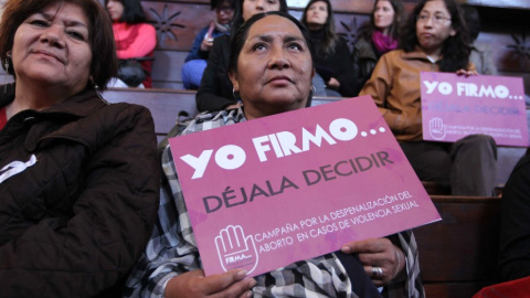 Mujeres peruanas piden en Lima despenalizar el aborto./ EFE