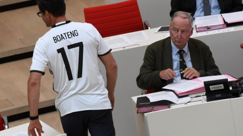 El un diputado regional de la CDU pasa junto a Alexander Gauland (Derecha), del partido anti-inmigración Alternativa para Alemania, con una camiseta del jugador del Bayer de Múnich Jerome Boateng. Gauland afirmó que Boateng, cuyo padre es g